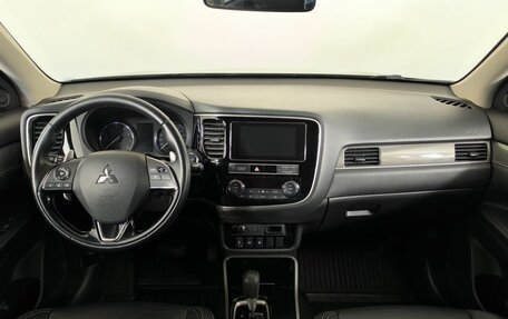 Mitsubishi Outlander III рестайлинг 3, 2019 год, 2 690 000 рублей, 16 фотография