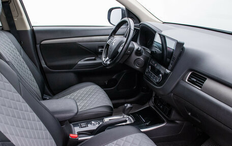 Mitsubishi Outlander III рестайлинг 3, 2017 год, 2 070 000 рублей, 9 фотография