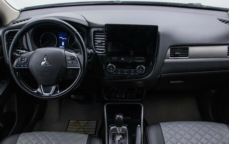 Mitsubishi Outlander III рестайлинг 3, 2017 год, 2 070 000 рублей, 13 фотография