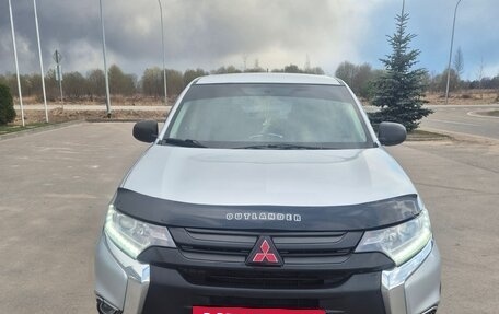 Mitsubishi Outlander III рестайлинг 3, 2015 год, 1 550 000 рублей, 2 фотография