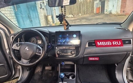 Mitsubishi Outlander III рестайлинг 3, 2015 год, 1 550 000 рублей, 10 фотография