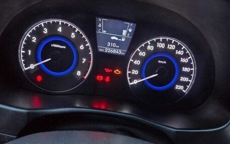 Hyundai Solaris II рестайлинг, 2011 год, 800 000 рублей, 5 фотография