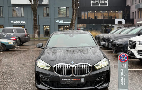 BMW 1 серия, 2022 год, 2 640 000 рублей, 2 фотография