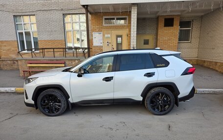 Toyota RAV4, 2021 год, 3 700 000 рублей, 2 фотография