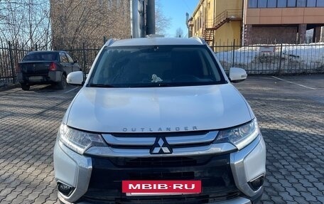Mitsubishi Outlander III рестайлинг 3, 2018 год, 1 849 000 рублей, 12 фотография