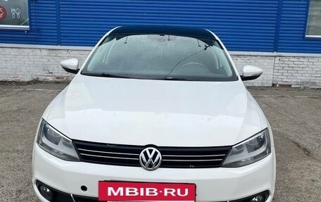 Volkswagen Jetta VI, 2013 год, 900 000 рублей, 3 фотография