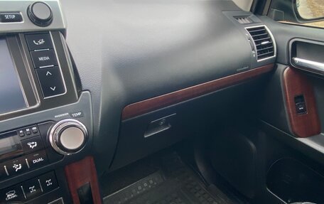 Toyota Land Cruiser Prado 150 рестайлинг 2, 2017 год, 4 500 000 рублей, 13 фотография