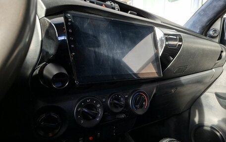 Toyota Hilux VIII, 2017 год, 2 990 000 рублей, 17 фотография