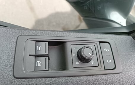 Volkswagen Caravelle T6 рестайлинг, 2015 год, 2 890 000 рублей, 20 фотография