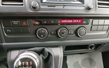 Volkswagen Caravelle T6 рестайлинг, 2015 год, 2 890 000 рублей, 19 фотография