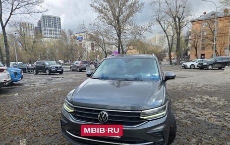 Volkswagen Tiguan II, 2021 год, 2 750 000 рублей, 2 фотография