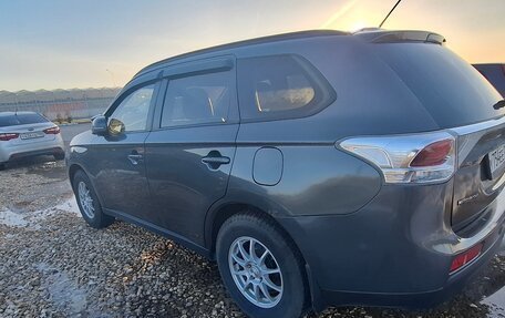 Mitsubishi Outlander III рестайлинг 3, 2013 год, 825 000 рублей, 3 фотография