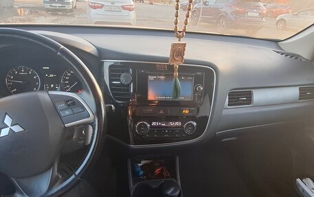 Mitsubishi Outlander III рестайлинг 3, 2013 год, 825 000 рублей, 6 фотография