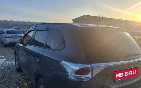 Mitsubishi Outlander III рестайлинг 3, 2013 год, 825 000 рублей, 2 фотография
