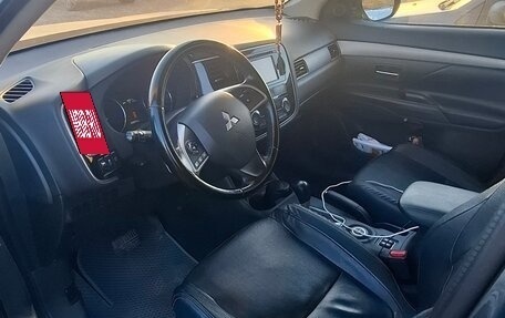 Mitsubishi Outlander III рестайлинг 3, 2013 год, 825 000 рублей, 4 фотография