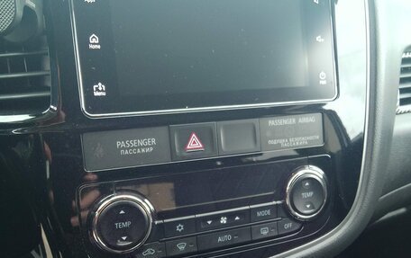 Mitsubishi Outlander III рестайлинг 3, 2018 год, 1 995 000 рублей, 2 фотография