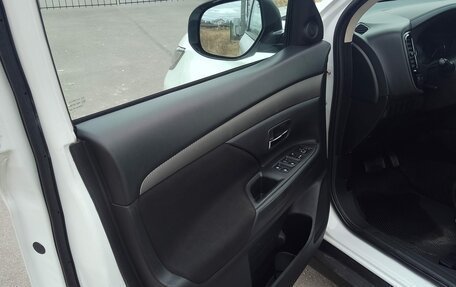 Mitsubishi Outlander III рестайлинг 3, 2018 год, 1 995 000 рублей, 4 фотография