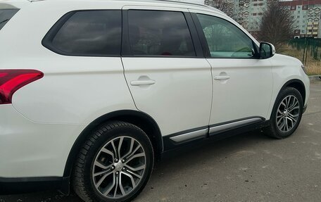 Mitsubishi Outlander III рестайлинг 3, 2018 год, 1 995 000 рублей, 7 фотография
