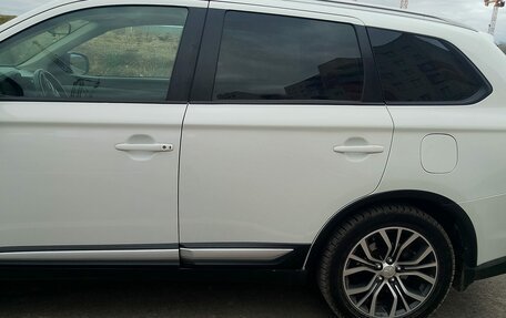 Mitsubishi Outlander III рестайлинг 3, 2018 год, 1 995 000 рублей, 10 фотография
