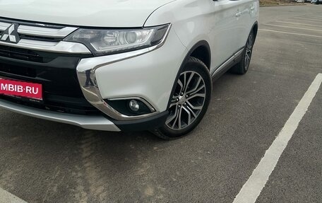 Mitsubishi Outlander III рестайлинг 3, 2018 год, 1 995 000 рублей, 6 фотография