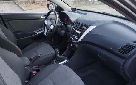 Hyundai Solaris II рестайлинг, 2011 год, 650 000 рублей, 21 фотография