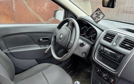 Renault Logan II, 2018 год, 850 000 рублей, 3 фотография