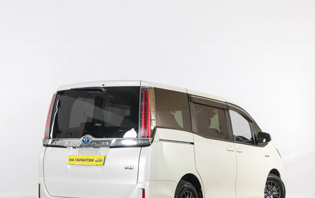 Toyota Noah III, 2018 год, 2 529 000 рублей, 7 фотография