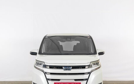 Toyota Noah III, 2018 год, 2 529 000 рублей, 2 фотография