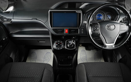 Toyota Noah III, 2018 год, 2 529 000 рублей, 13 фотография