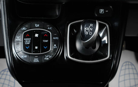 Toyota Noah III, 2018 год, 2 529 000 рублей, 17 фотография