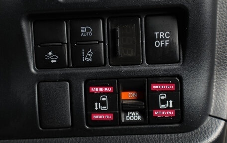 Toyota Noah III, 2018 год, 2 529 000 рублей, 19 фотография