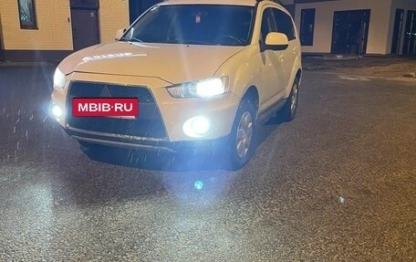 Mitsubishi Outlander III рестайлинг 3, 2010 год, 1 000 000 рублей, 9 фотография