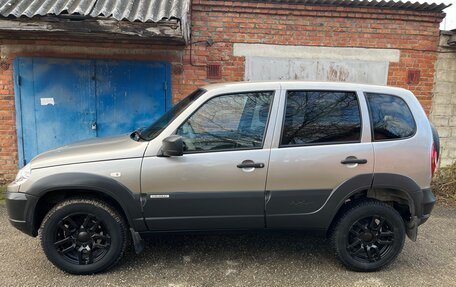 Chevrolet Niva I рестайлинг, 2017 год, 690 000 рублей, 2 фотография