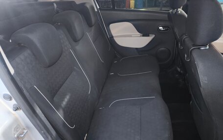 Renault Logan II, 2015 год, 650 000 рублей, 14 фотография