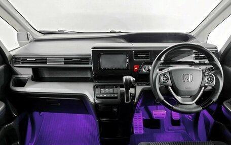 Honda Stepwgn IV, 2016 год, 1 930 000 рублей, 5 фотография