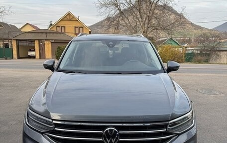Volkswagen Tiguan II, 2022 год, 3 650 000 рублей, 1 фотография