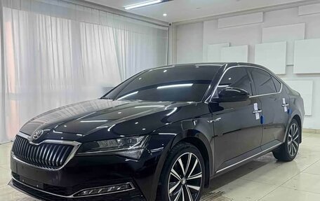 Skoda Superb III рестайлинг, 2022 год, 2 350 000 рублей, 1 фотография