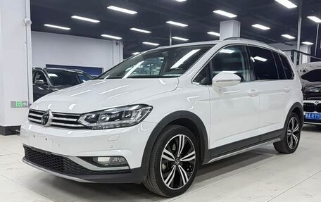 Volkswagen Touran III, 2023 год, 2 078 000 рублей, 1 фотография