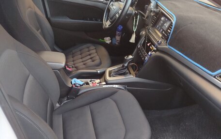 Hyundai Elantra VI рестайлинг, 2018 год, 1 600 000 рублей, 6 фотография