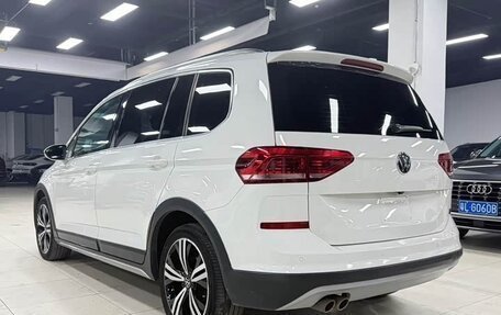 Volkswagen Touran III, 2023 год, 2 078 000 рублей, 6 фотография