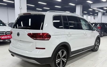 Volkswagen Touran III, 2023 год, 2 078 000 рублей, 4 фотография