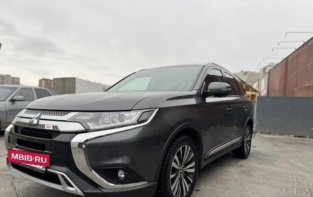 Mitsubishi Outlander III рестайлинг 3, 2019 год, 2 250 000 рублей, 2 фотография