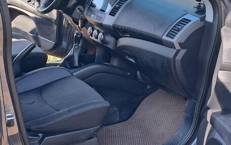 Mitsubishi Outlander III рестайлинг 3, 2010 год, 1 200 000 рублей, 11 фотография