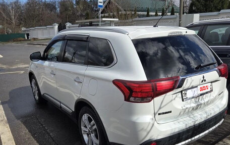 Mitsubishi Outlander III рестайлинг 3, 2016 год, 2 850 000 рублей, 2 фотография