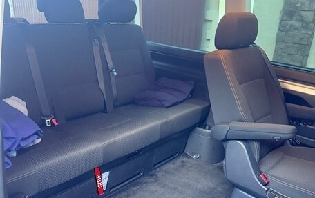 Volkswagen Multivan T6 рестайлинг, 2018 год, 4 350 000 рублей, 8 фотография