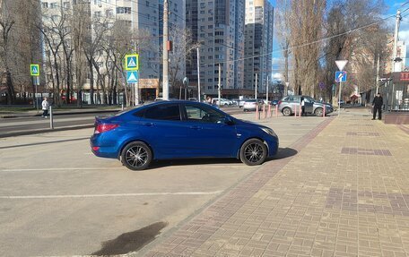 Hyundai Solaris II рестайлинг, 2013 год, 910 000 рублей, 3 фотография