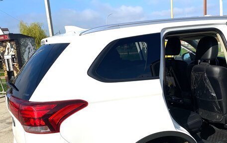 Mitsubishi Outlander III рестайлинг 3, 2018 год, 2 220 000 рублей, 9 фотография