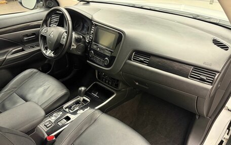 Mitsubishi Outlander III рестайлинг 3, 2018 год, 2 199 900 рублей, 21 фотография