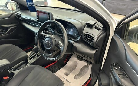 Toyota Yaris, 2021 год, 1 129 000 рублей, 10 фотография