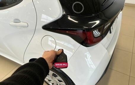 Toyota Yaris, 2021 год, 1 129 000 рублей, 23 фотография